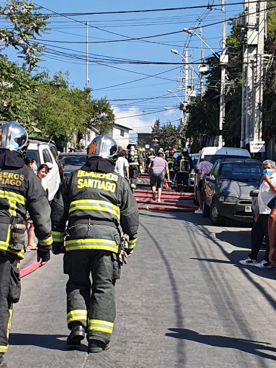 cbsantiago's tweet photo. Imágenes con la presencia y respuesta del CBS ante 2ª Alarma de #Incendio, en Uno Sur y Senda 20 Sur, #LoBarnechea
#BomberosSantiago #EmergencisCBS #ConstanciayDisciplina https://t.co/NCvUmZOcN6