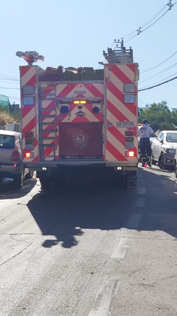 cbsantiago's tweet photo. Imágenes con la presencia y respuesta del CBS ante 2ª Alarma de #Incendio, en Uno Sur y Senda 20 Sur, #LoBarnechea
#BomberosSantiago #EmergencisCBS #ConstanciayDisciplina https://t.co/NCvUmZOcN6