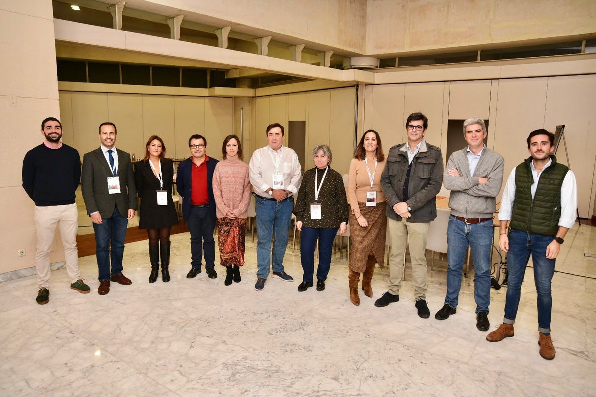 JG_Anestesia's tweet photo. Mi más sincera enhorabuena al nuevo presidente de @aaearanestesia, el Dr. @jcruzma y todo su equipo @cambiamosAAEAR. Será un placer y un honor trabajar juntos por los intereses de los anestesiólogos y la especialidad. Porque juntos somos más fuertes! #orgullosodeseranestesista https://t.co/tLtchtxVnC