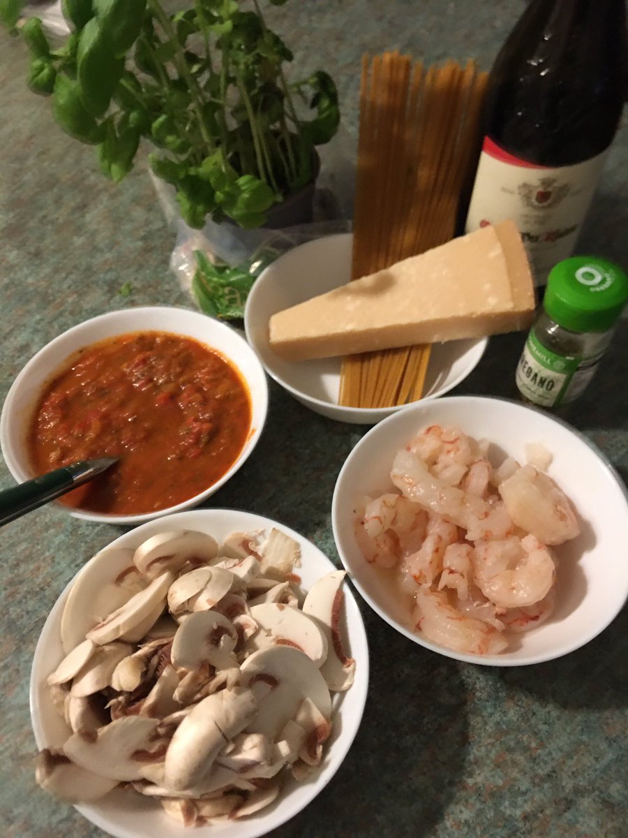 CiaranALynch's tweet photo. #Howitstarted #Howitfinished Prawns with Spaghetti and fresh basil served in a homemade tomato sauce (apologies to 🇮🇹 purists for using Parmesan in a seafood dish) 😄 https://t.co/tHgO8r0Llt