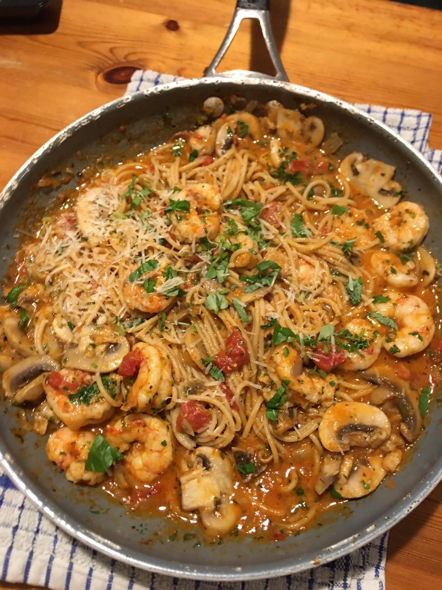 CiaranALynch's tweet photo. #Howitstarted #Howitfinished Prawns with Spaghetti and fresh basil served in a homemade tomato sauce (apologies to 🇮🇹 purists for using Parmesan in a seafood dish) 😄 https://t.co/tHgO8r0Llt