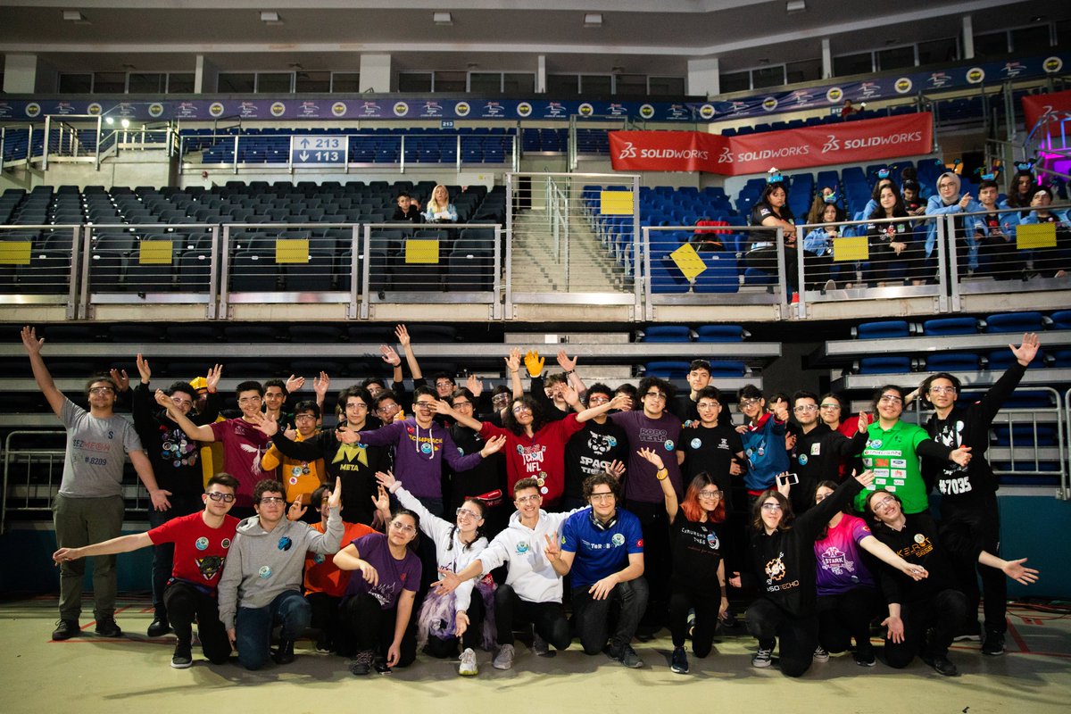 MEFThunders7035's tweet photo. Takımlarla güzel anılar biriktirmek...#frcrobotics #fikretyükselvakfı #frcTurkey#fikretyukselfoundation#MEF#mefthunders https://t.co/tr2AldyhST