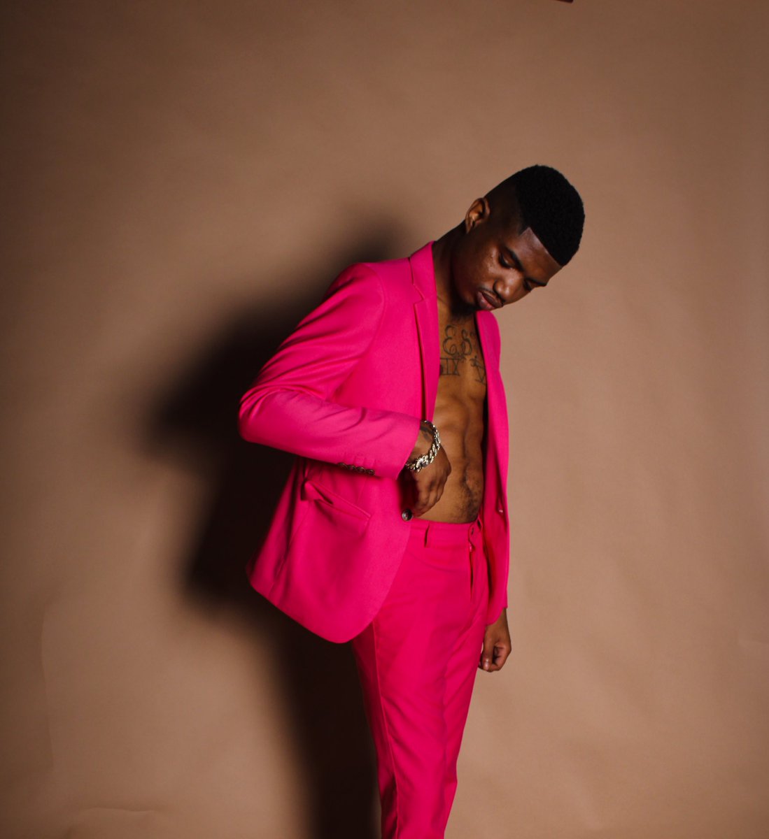 officialzailamb's tweet photo. Every time you try to forget who I am, I'll be right there to remind you again🖤🌹

#itsxlmusic #houston #houstonartist #houstonsinger #vocals #mensfashion #photoshoot #birthday #theartist #music #musician https://t.co/cP8xwkhLKV