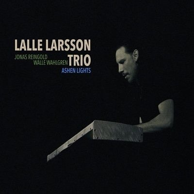 El 09 de noviembre de 2018 el Lalle Larsson Trio publica el disco 'Ashen Lights'.

#LalleLarsson
#JonasReingold
#WalleWahlgren

t.me/CocuJazz