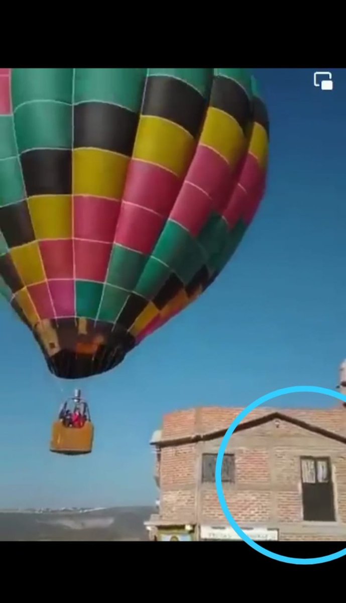 soyrph's tweet photo. Mucho globo y mucho tinaco, pero nadie ha hablado de esa puerta hacia la nada.

 #MéxicoMágico
 #QueAlguienMeExplique 
#FIG2021 
#leonguanajuato https://t.co/aV1s0qp3I6