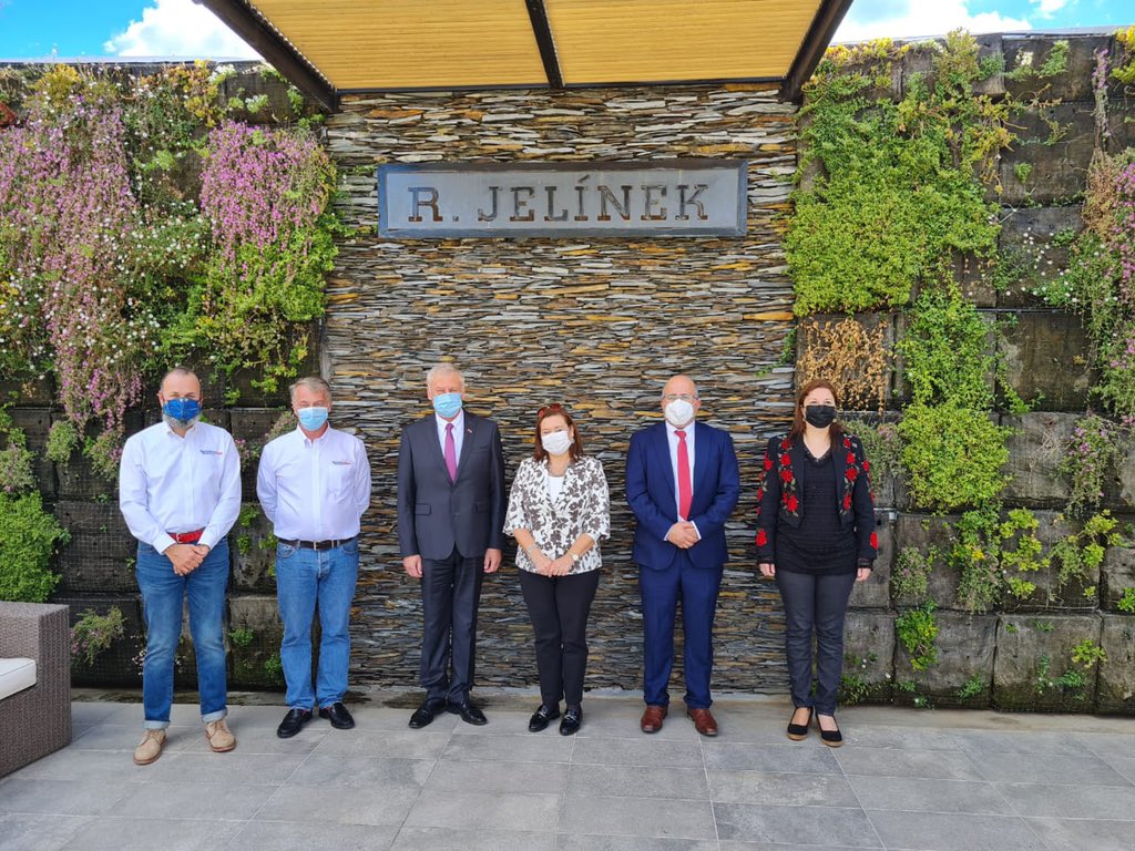 goredenuble's tweet photo. Representando al @goredenuble se reúnen en empresa de destilados R. Jelínek #Quillon la Administradora Regional Alicia Contreras, el jefe de División Fomento e Industria @osvaldoalcayaga la directora @ProChile_Nuble junto al embajador de República Checa 🇨🇿 en 🇨🇱 , Josef Hlobil. https://t.co/yQBiaA8BeS
