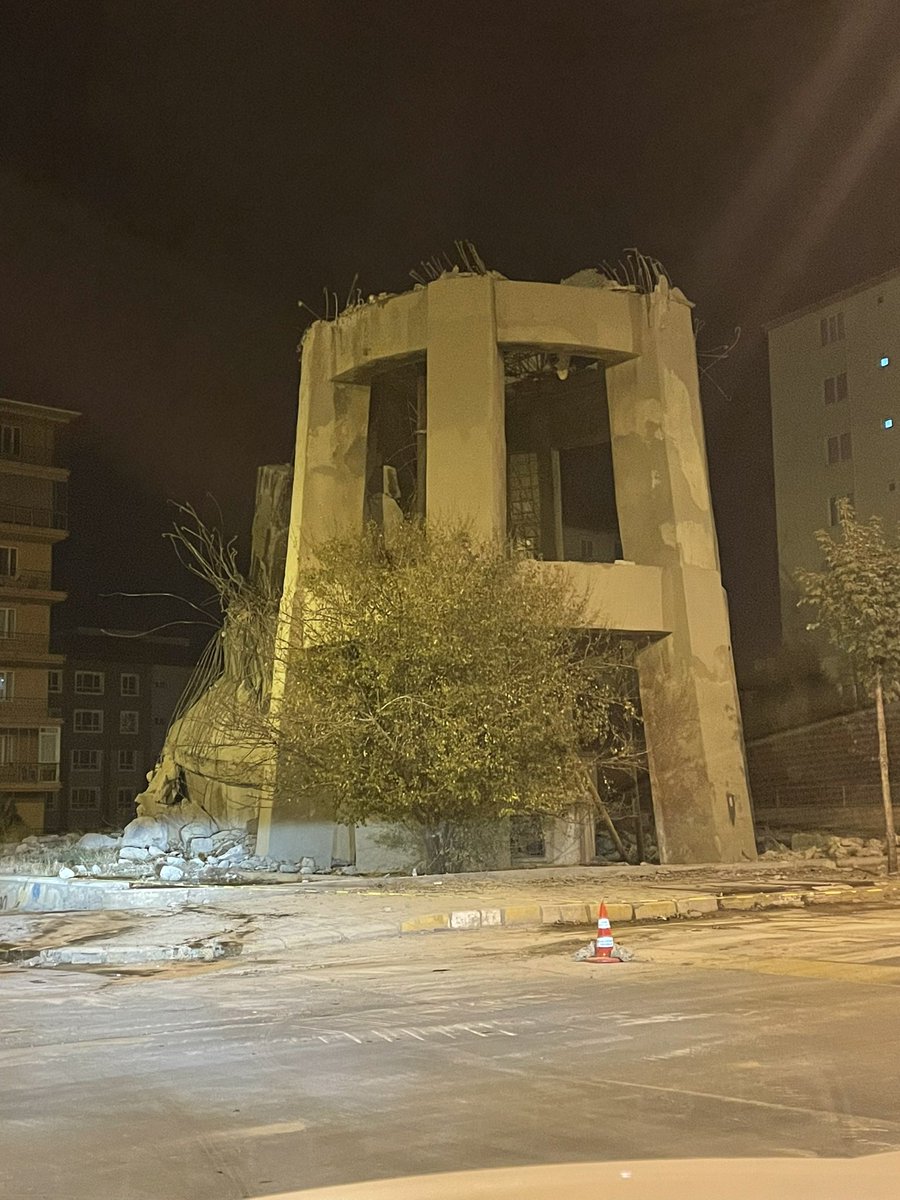 +Kurye: 
-Ben:Abi ayaklı su deposundan indin mi sola dönüceksin
+Kurye:Hangi ayaklı su deposu kardeşim?