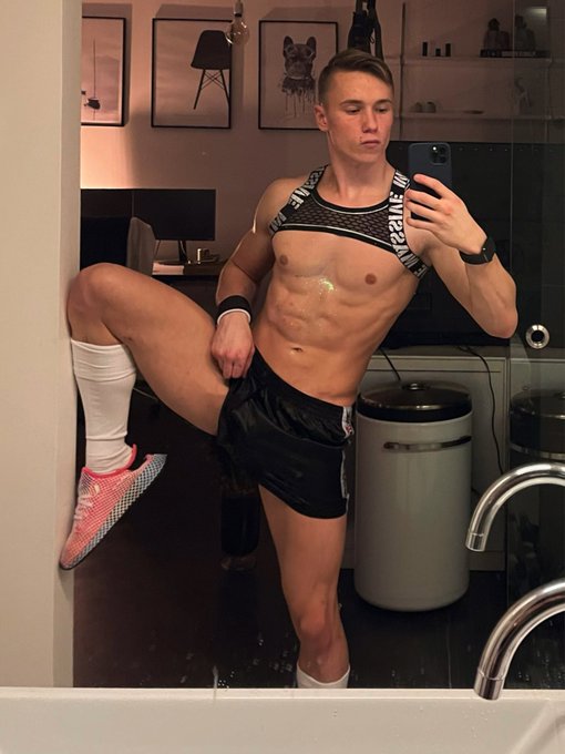 Party tonight???? https://t.co/FY8Z6veJDg