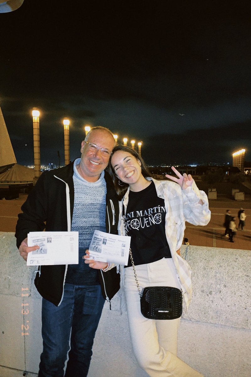 caarla2004_'s tweet photo. Mi papi y yo emocionadisimos por ver a @_danielmartin_ #giraquecaroeseltiempo 😩😩😩🤘🏼🤘🏼 https://t.co/PoHYMNZJPq
