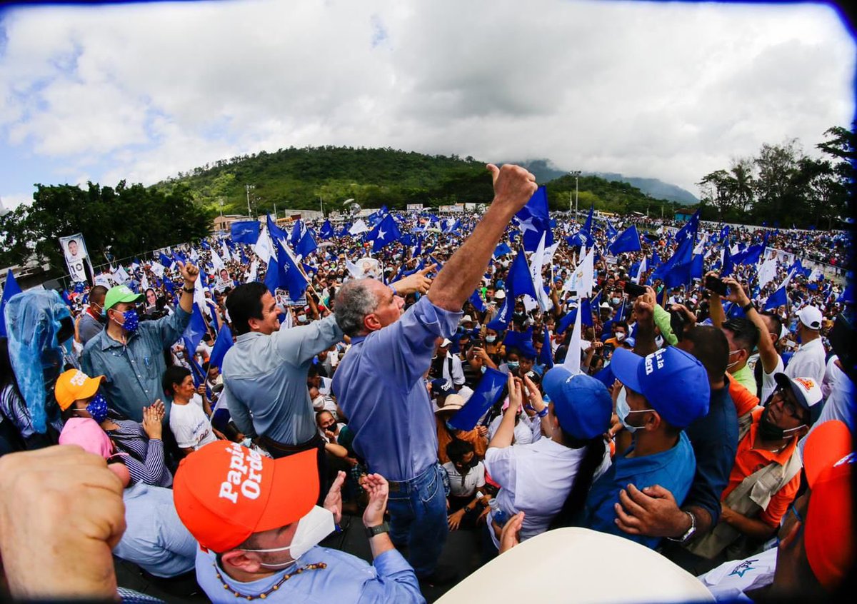 TommyZambranoM's tweet photo. Más de 25,000 personas acompañaron a Papi a la Orden y a los candidatos a diputados y alcaldes en Santa Bárbara. 

El pueblo se volcó apoyando al Partido Nacional y al próximo presidente de #Honduras, @titoasfura . 

#PapiPresidente https://t.co/JwUzcJboEA