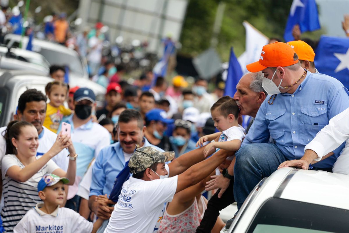TommyZambranoM's tweet photo. Más de 25,000 personas acompañaron a Papi a la Orden y a los candidatos a diputados y alcaldes en Santa Bárbara. 

El pueblo se volcó apoyando al Partido Nacional y al próximo presidente de #Honduras, @titoasfura . 

#PapiPresidente https://t.co/JwUzcJboEA