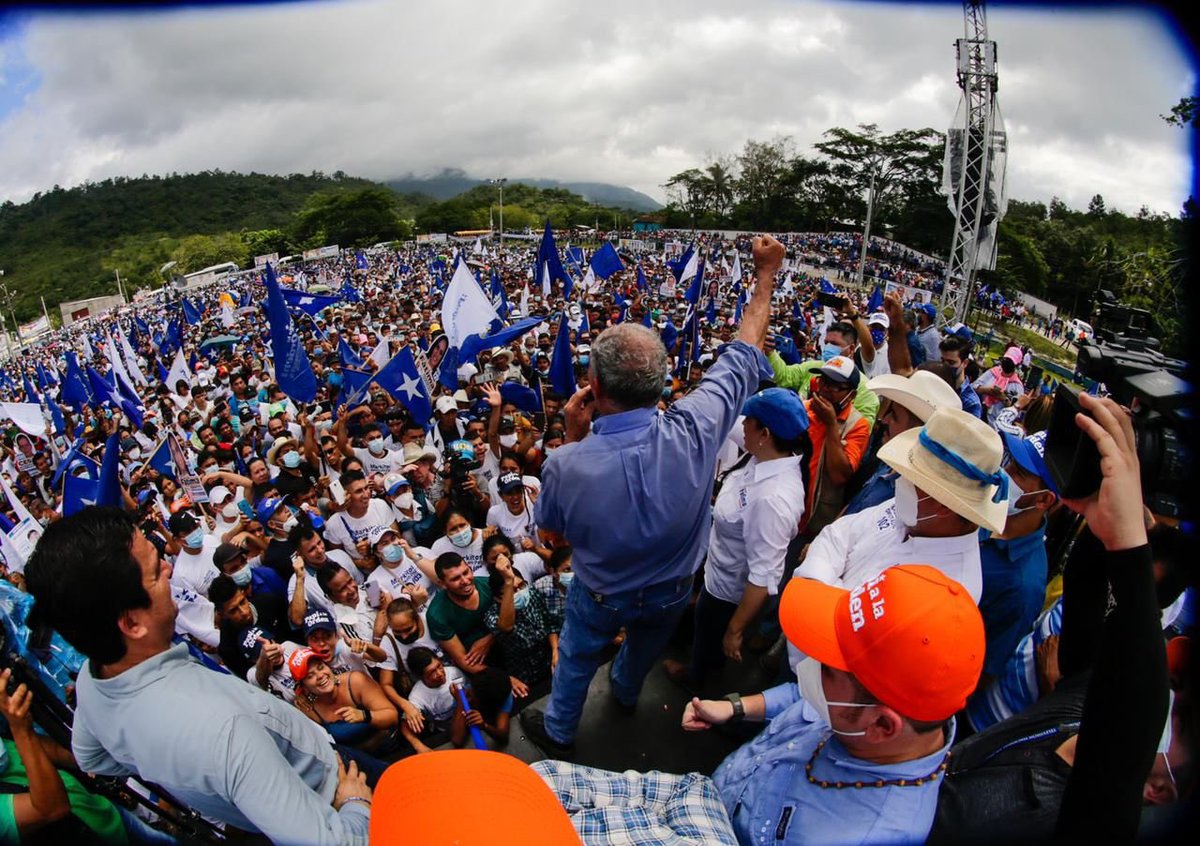 TommyZambranoM's tweet photo. Más de 25,000 personas acompañaron a Papi a la Orden y a los candidatos a diputados y alcaldes en Santa Bárbara. 

El pueblo se volcó apoyando al Partido Nacional y al próximo presidente de #Honduras, @titoasfura . 

#PapiPresidente https://t.co/JwUzcJboEA