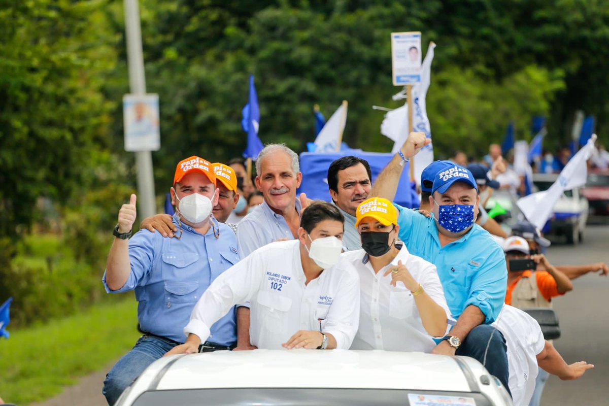 TommyZambranoM's tweet photo. Más de 25,000 personas acompañaron a Papi a la Orden y a los candidatos a diputados y alcaldes en Santa Bárbara. 

El pueblo se volcó apoyando al Partido Nacional y al próximo presidente de #Honduras, @titoasfura . 

#PapiPresidente https://t.co/JwUzcJboEA