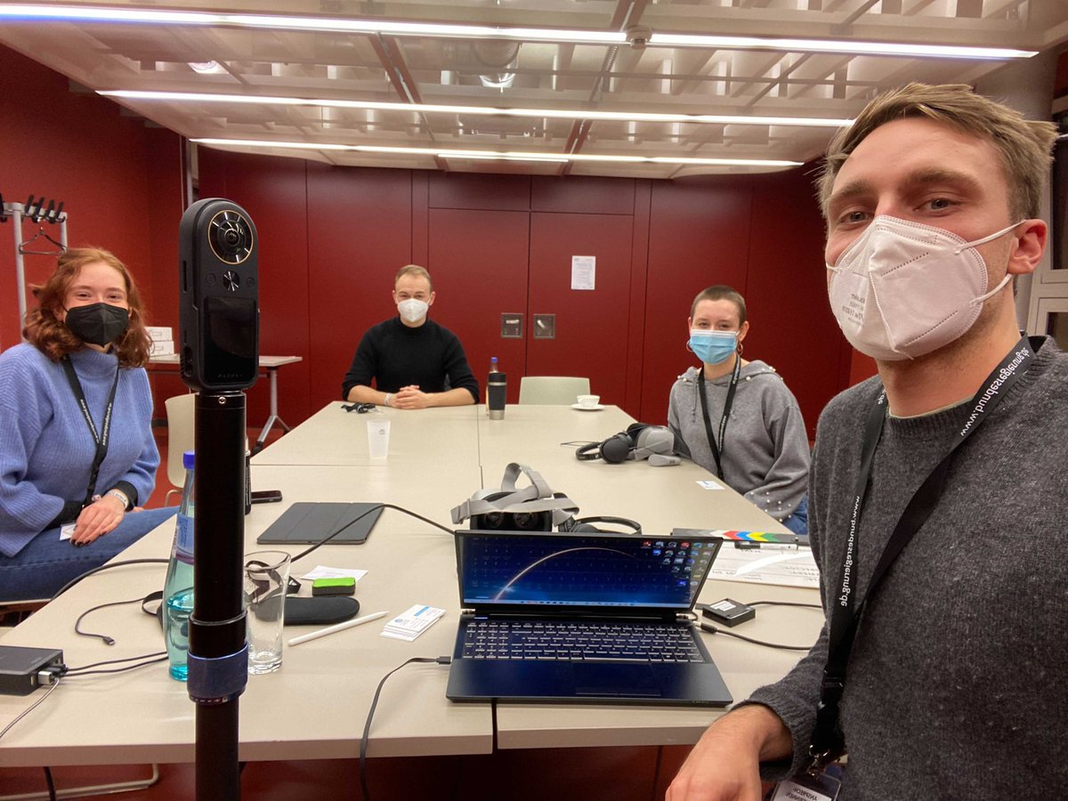 into_vr's tweet photo. Begeisterung für #VR/#360Video auch bei unserem Workshop auf der #youmecon @jugendpresse. Markus hat mit den Teilnehmerinnen an einem Tag einen 360°-Film erstellt. https://t.co/YQDuVUqCwS