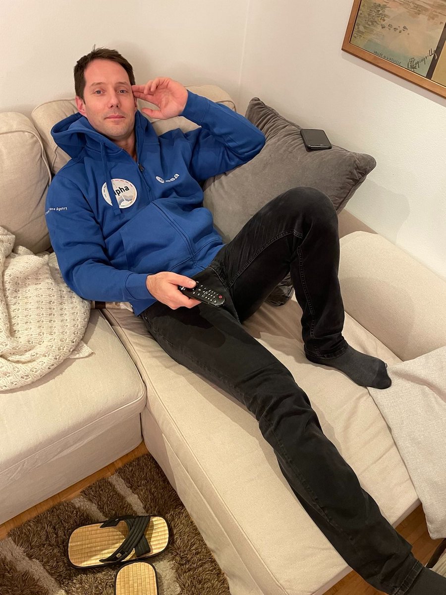 Thom_astro's tweet photo. Un samedi soir sur la Terre 🌍🎶 #FrancisCabrel 
.
Haven’t really sat on anything for 200 days, let alone lounge... give me a break 🛋 😊 #MissionAlpha #saturdaynight #chill #backtoearth #Thom_astro #At_Home_Astro https://t.co/uX9FnSqzE7