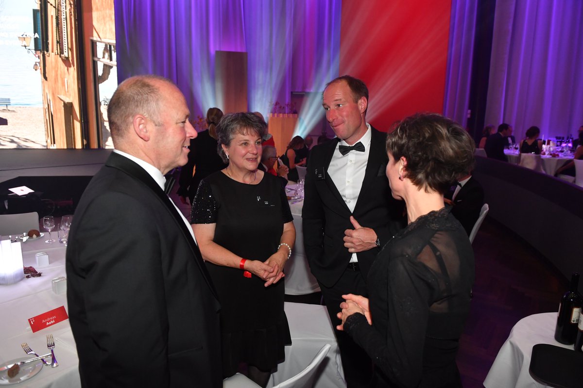 Die Gala erreicht bald ihren Höhepunkt und der erste Gewinner des Prix Suisse 2021 wird geehrt. #prixsuisse

<a href="/tagesanzeiger/">Tages-Anzeiger</a>, <a href="/Handelszeitung/">Handelszeitung</a>, <a href="/NZZ/">NZZ</a>