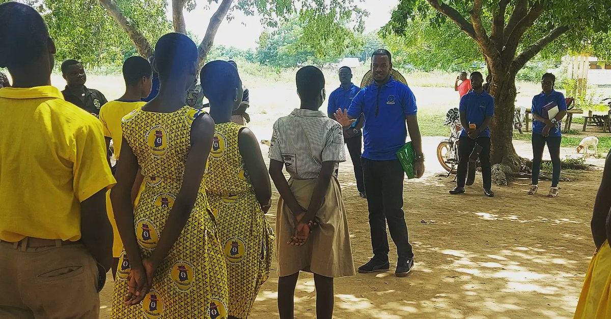 UmaruSanda's tweet photo. Together with my friends from the ATENAB Foundation, we bought maths sets and pens which we distributed to Form 3 and 2 students of 5 schools in the locality. I wish them well and pray we all get Assembly members like Owen. #CommunityChild #MotivateThem #CowboyJournalist https://t.co/LdRAOAHDGF