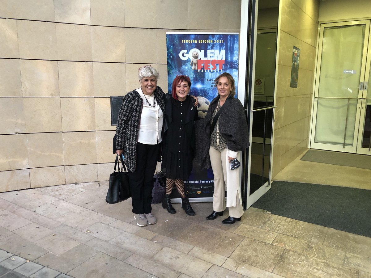 Silvi_Fdez_BCN's tweet photo. Hoy en el festival Golem. ⁦@elia_barcelo⁩ Barceló presentado el libro de ⁦@MonicaRouanet⁩⁦@Sandradeoyague conversando con Elia y sus dos ultimas novelas. Finalizamos el día con la entrega del Golem 2021 para ⁦@elia_barcelo⁩ 👏👏👏 https://t.co/fVvxteE80V