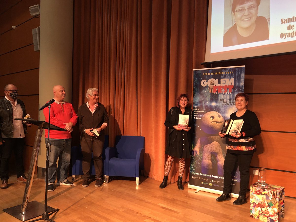 Silvi_Fdez_BCN's tweet photo. Hoy en el festival Golem. ⁦@elia_barcelo⁩ Barceló presentado el libro de ⁦@MonicaRouanet⁩⁦@Sandradeoyague conversando con Elia y sus dos ultimas novelas. Finalizamos el día con la entrega del Golem 2021 para ⁦@elia_barcelo⁩ 👏👏👏 https://t.co/fVvxteE80V
