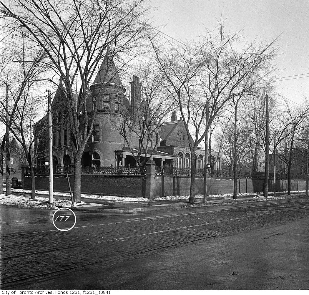 TorontoPast's tweet image. St George and Bloor: Occupying the N/E corner was the former Gooderham Mansion, today known as the York Club. 
(Toronto Archives) #toronto #torontopast #torontohistory #annex #annextoronto #stgeorgest #gooderham #yorkclub #bloor
