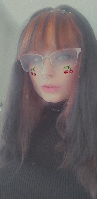 Cute 21 year old things https://t.co/8ESM0p8uZY