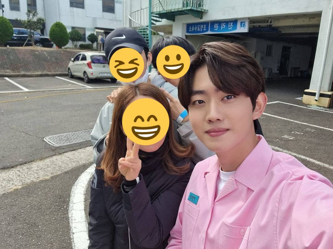SsSsOoOo_wish's tweet photo. 새벽에 갑자기 뜬 미술감독님의 사진들. '김보석' 이라는 캐릭터도 있고 세현이랑 연우 실종자 추적도 열심히 하는거 같고 평생교육 프로그램 같은데도 잠입(?)하는 듯?

이번 미감은 원래 한국화 작가이자 교수시라고 하네요. 빡감이 직접 미감 안해서 천만다행😂 https://t.co/HhddsxTI8N