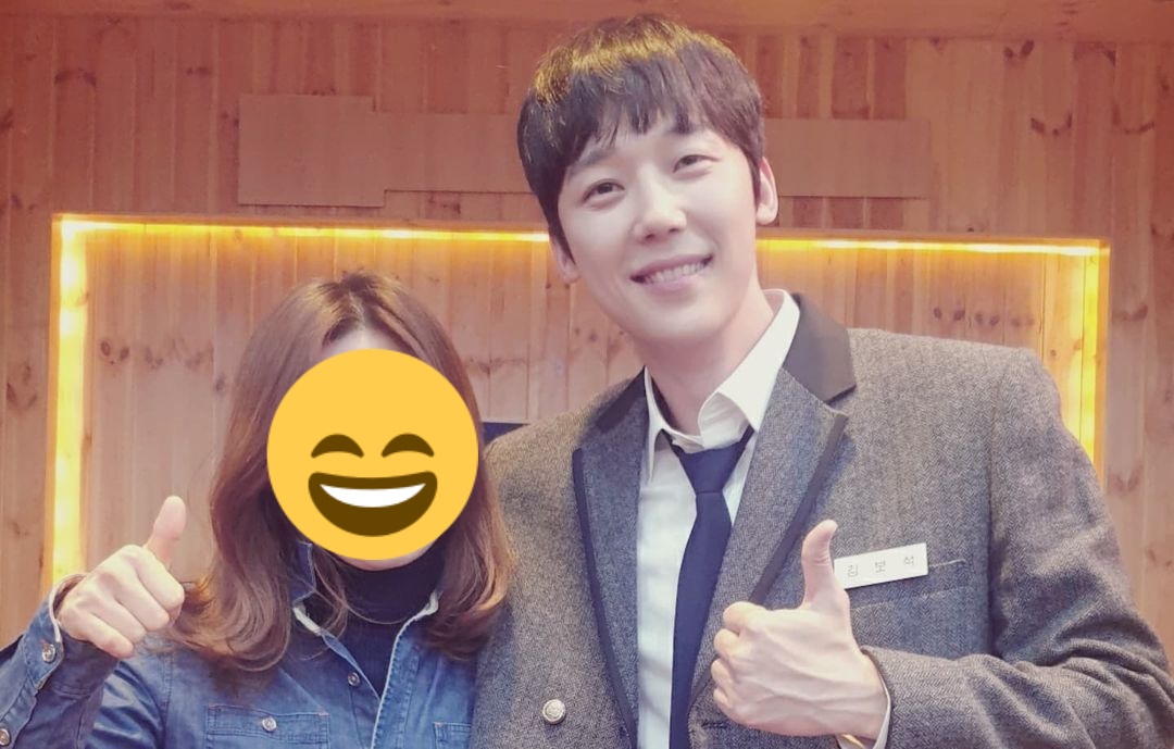 SsSsOoOo_wish's tweet photo. 새벽에 갑자기 뜬 미술감독님의 사진들. '김보석' 이라는 캐릭터도 있고 세현이랑 연우 실종자 추적도 열심히 하는거 같고 평생교육 프로그램 같은데도 잠입(?)하는 듯?

이번 미감은 원래 한국화 작가이자 교수시라고 하네요. 빡감이 직접 미감 안해서 천만다행😂 https://t.co/HhddsxTI8N