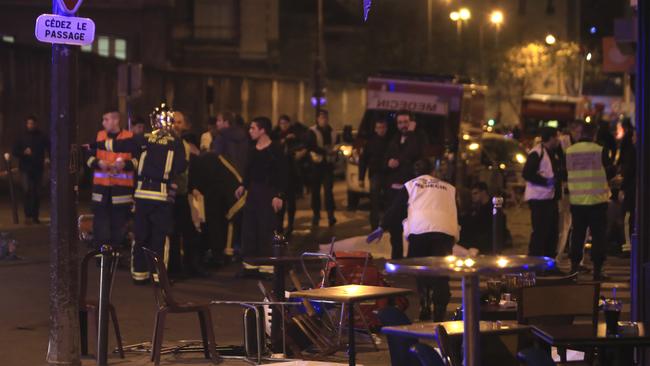 Pensée émue en souvenir des victimes, blessés et familles pour lesquelles nous avons donné le meilleur de nous.Soigner sans repis et décider dans l'incertitude en milieu hostile il y a 6 ans avec l'Ambulance de Réanimation Menilmontant des PompiersParis. Plus jamais ça !
