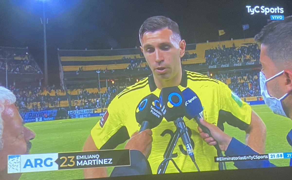 CristianGLarsen's tweet photo. LOS 2 MICRÓFONOS Y LOS PRIVILEGIOS SINDICALES

Ayer después del partido Argentina-Uruguay la @TV_Publica mostraba en su pantalla una entrevista al Dibu Martínez. También pudimos ver 2 micrófonos iguales con el logo de la TVP. En este hilo te cuento porque 👇 https://t.co/fSYGvIgErN