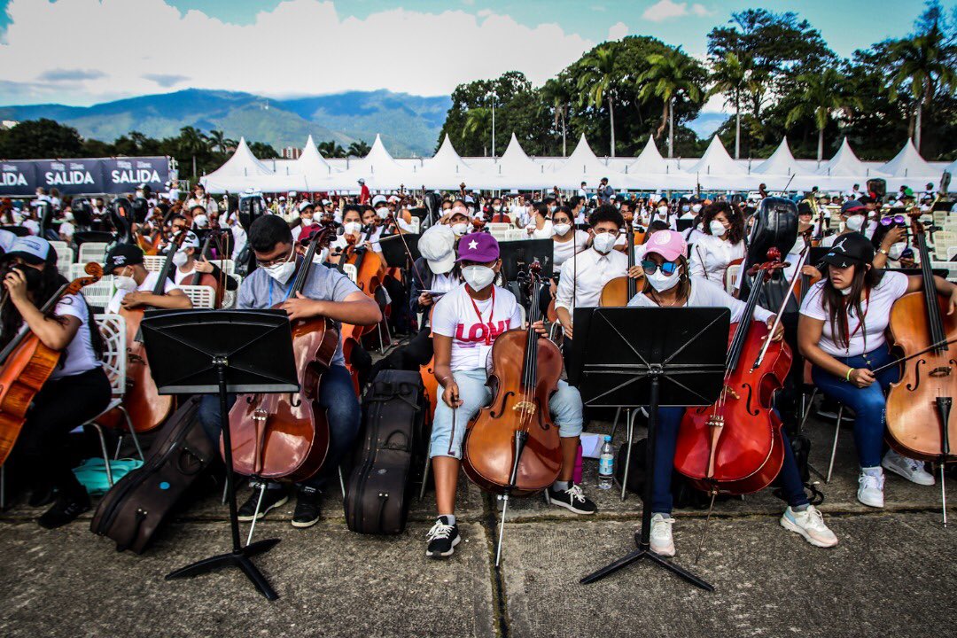 victoramaya's tweet photo. La firma KPMG será la encargada de validar que más de 7.548 de los 12 mil músicos presentes toquen la Marcha Eslava, de Tchaikovsky. Así se cumplirá el requisito: interpretar una pieza sinfónica con al menos 5 minutos de duración con más gente que el récord en Frankfurt 2016. https://t.co/yidE1Jb8TQ