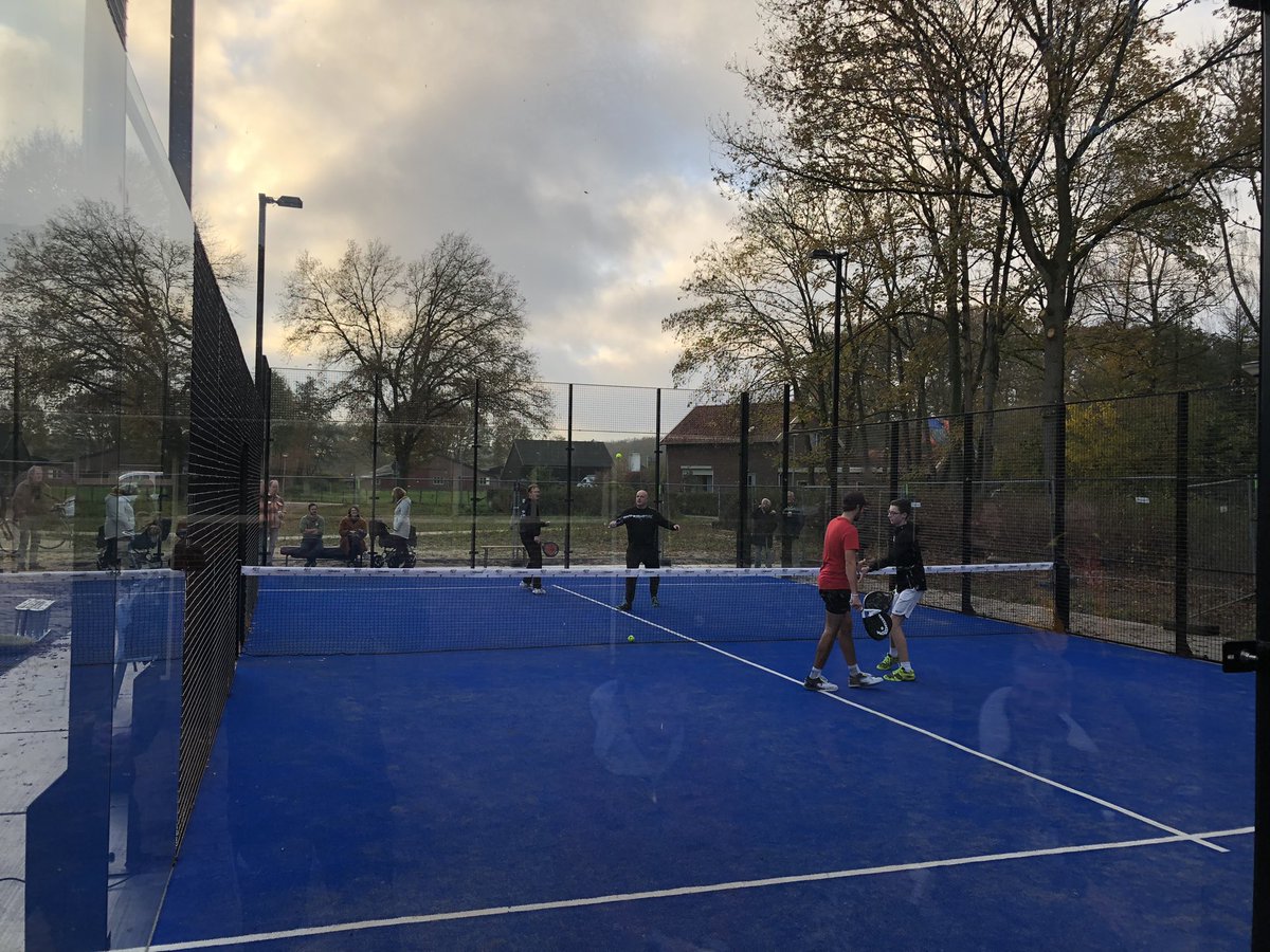 RRoelfzema's tweet photo. Vandaag een te gekke demo op onze nieuwe #padelbaan in #Ellecom bij #scEDS om kennis te maken met deze geweldige sport voor jong en oud. Dank je #peteroversteegen https://t.co/bAQNSdVBxW