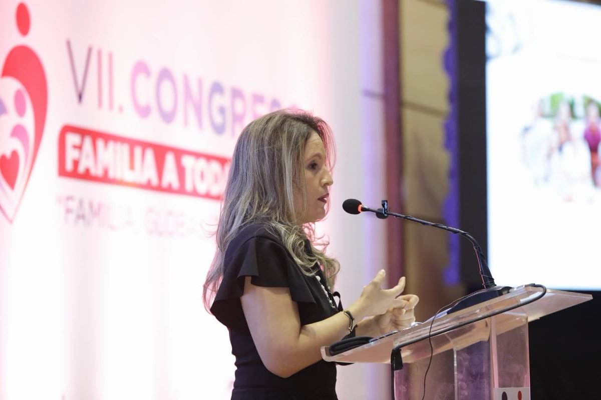 EquidadyJustSRD's tweet photo. Natalia Fernández, terapeuta familiar y psicóloga desarrolló el tema: "Nuevas Propuestas de Familia en un Mundo Globalizado".

#FATP2021
#FEJUSRD https://t.co/bL6qbd0Emg