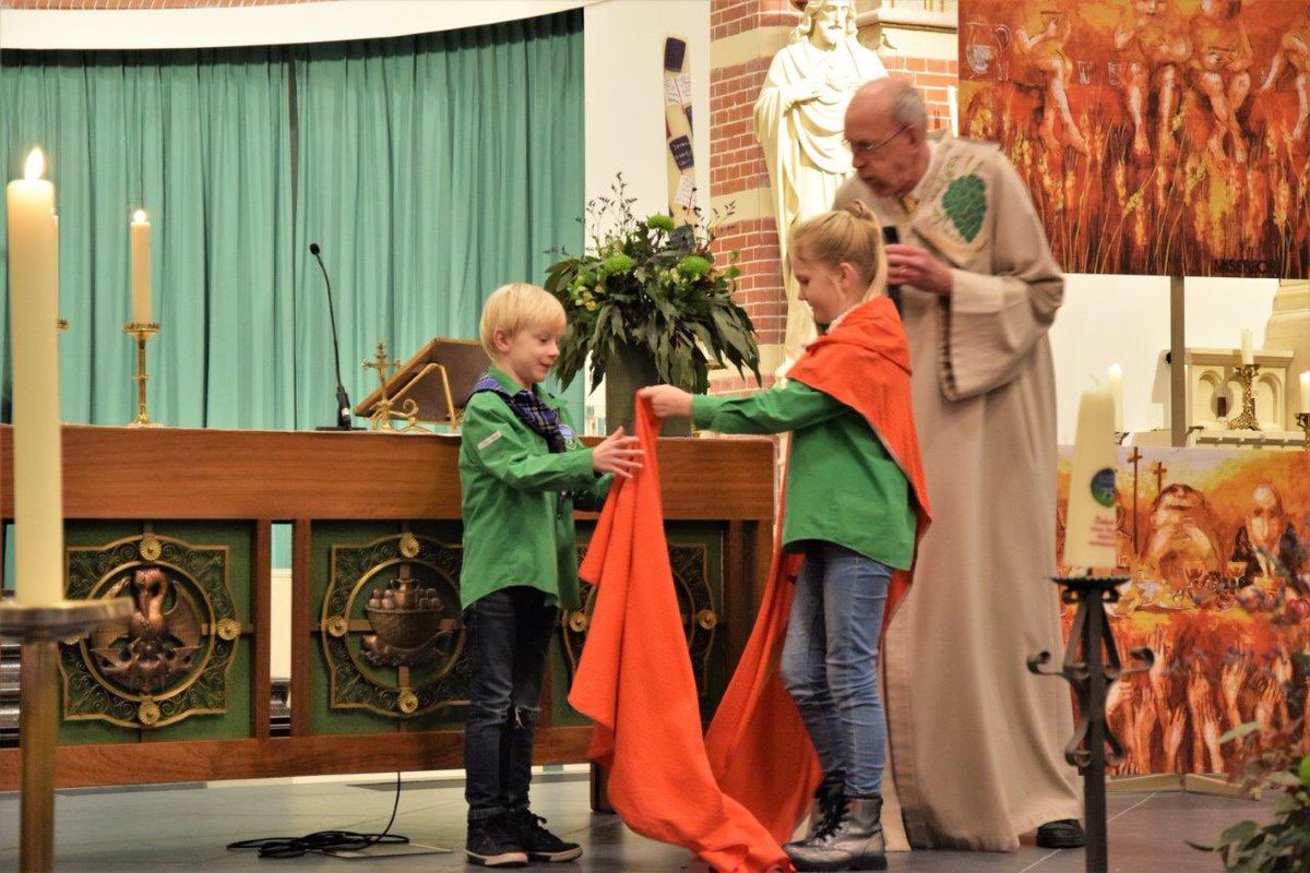 CorneliusLimmen's tweet photo. Een fotoverslag van Nico Snel van de gezinsviering rond Sint Martinus. Tevens vierden we het 75 jarig bestaan van Scouting Limmen en werd de schoenendoosactie afgesloten. Alle 22 Eerste Communicanten waren ook aanwezig om aan het eind van de viering hun Doopkaarsen mee te nemen. https://t.co/L0QRVWTHrE