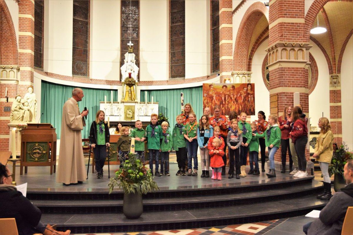 CorneliusLimmen's tweet photo. Een fotoverslag van Nico Snel van de gezinsviering rond Sint Martinus. Tevens vierden we het 75 jarig bestaan van Scouting Limmen en werd de schoenendoosactie afgesloten. Alle 22 Eerste Communicanten waren ook aanwezig om aan het eind van de viering hun Doopkaarsen mee te nemen. https://t.co/L0QRVWTHrE