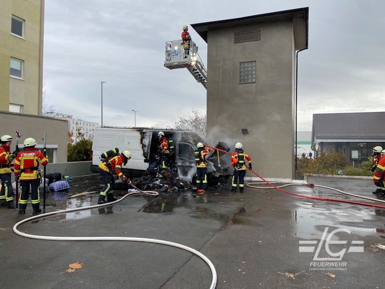FeuerwehrLE's tweet photo. Ein brennender Transporter löste einen größeren Feuerwehreinsatz aus und beschäftigte uns heute Mittag mehrere Stunden. ➡️ https://t.co/t5BaAflaIL
#WirFürLE #FreiwilligStarkFürLE #InfoFürLE #FFLE #Ehrenamt #LEhilft ^cz https://t.co/TTfymyMUlx