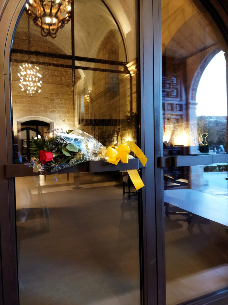 olgarodriguezfr's tweet photo. Alguien ha colocado estas flores en el Parador de San Marcos de León en recuerdo de Josep Sala, y esta banda en el museo que colinda con el Parador, antiguo campo de concentración franquista. 

Sala murió hace unos días a los 102. Era el último preso superviviente de aquel campo https://t.co/upQh0dH7Tp
