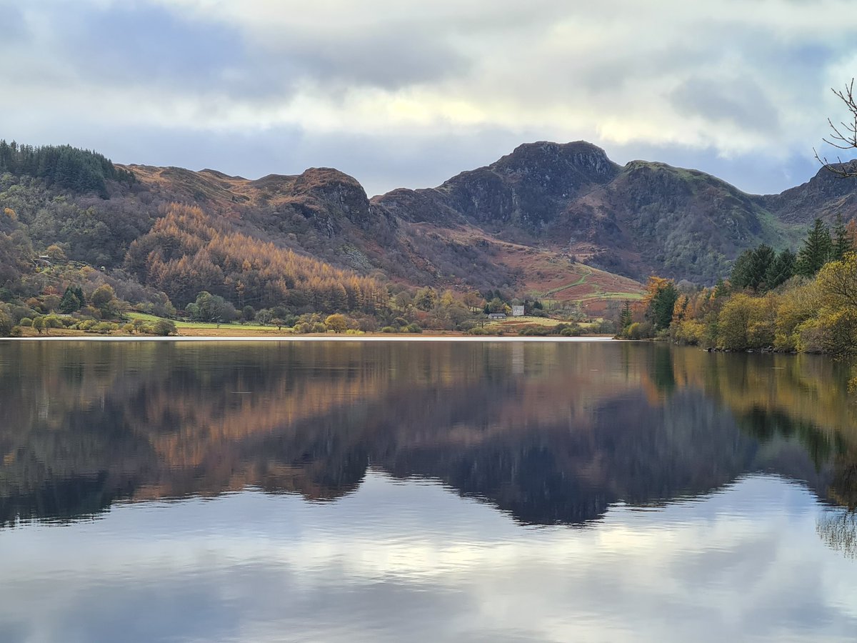 dean_read's tweet photo. Snowdonia was looking amazing today, such a stunning day for a trail run with @GeoffBrierley and the #focusedPerformance crew around Llyn Geirionydd & Llyn Crafnant... Pub time now 😎👍 https://t.co/S1IeqFs4hE