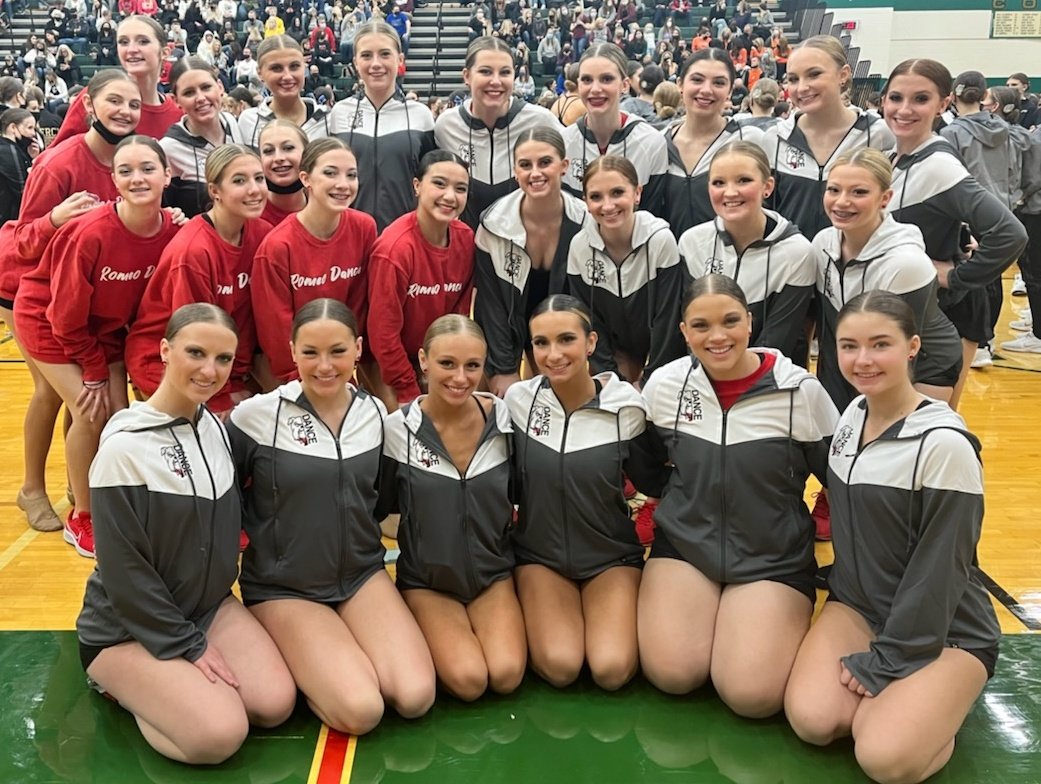 ❤🤍🖤 So proud of these dancers and their pom routines 
🥇Varsity
🥉 JV 
Keep up the hard work!
#BeRomeo #ReunitedUndivided