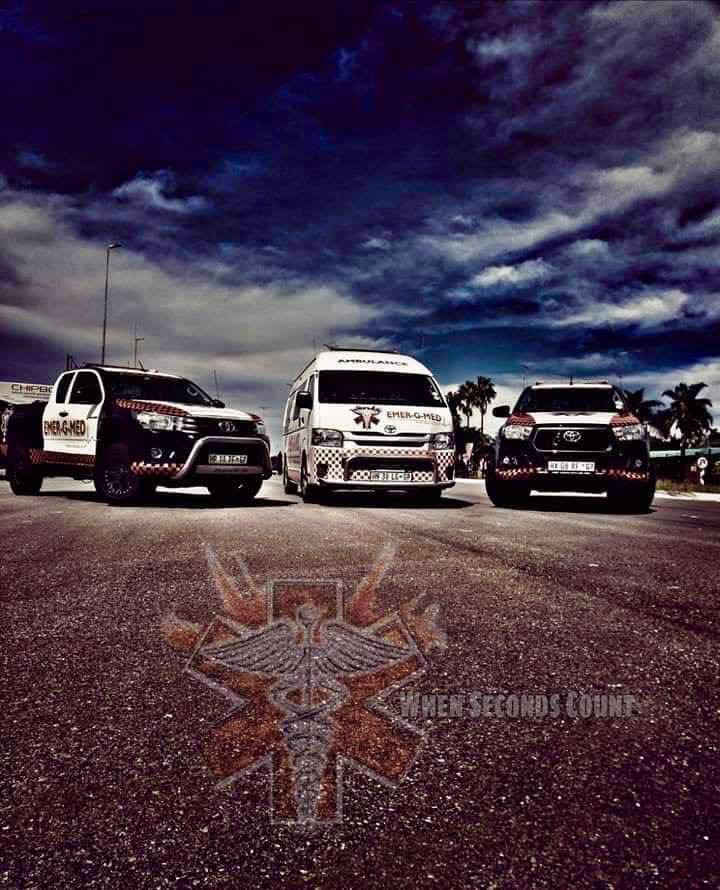 EMER_G_MED's tweet photo. 《Kimberley》#RV11, #A17 & #I02 responded to a head on collision on Smidtsdrift Road causing the one vehicle to set alight. Three patients were found deceased, multiple patients were transported by various services to hospitals for further treatment. @_ArriveAlive https://t.co/ocZNYw8XTY