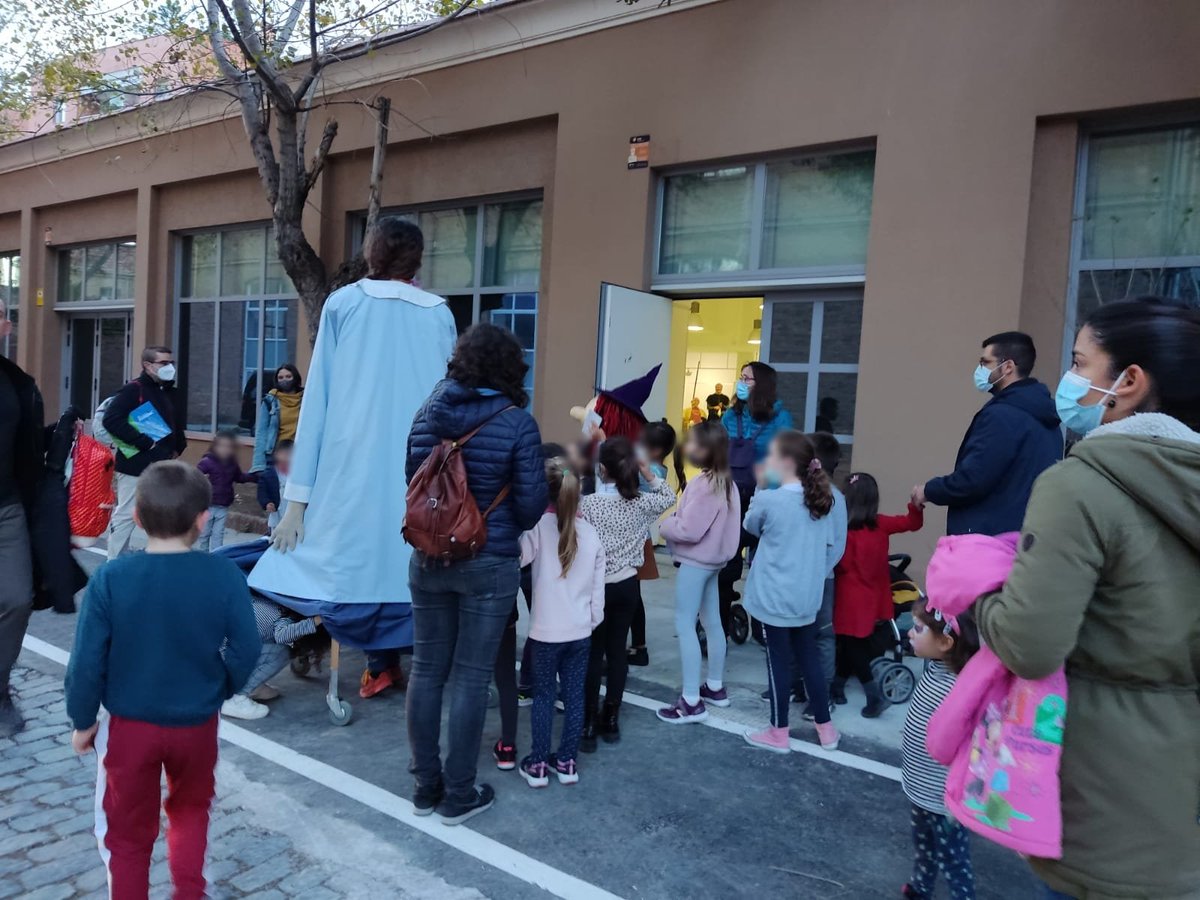 La Filomena ja lluieix la seva cabellera nova a l'Espai Bota acompanyada dels capgrossos. 

Podeu anar-hi qualsevol tarda a visitar-los abans e les 19:30.

Els infants de l'escola els han acompanyat i s'ho han passat d'allò més bé!