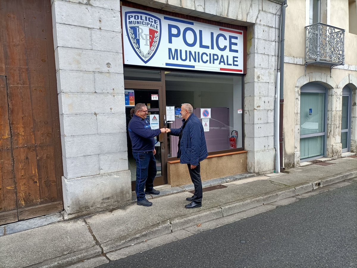 PRSaintGaudens's tweet photo. [LE SAVIEZ VOUS ]
Le délégué du procureur de #SaintGaudens assure 8 permanences au sein des mairies chaque mois.
Ce matin à #Montrejeau. Accueil par la #PoliceMunicipale
La justice de proximité est bien engagée.
Prochaine permanence #Cazeres.
@PRSaintGaudens
@justice_gouv @ https://t.co/JwlUSSVAdb