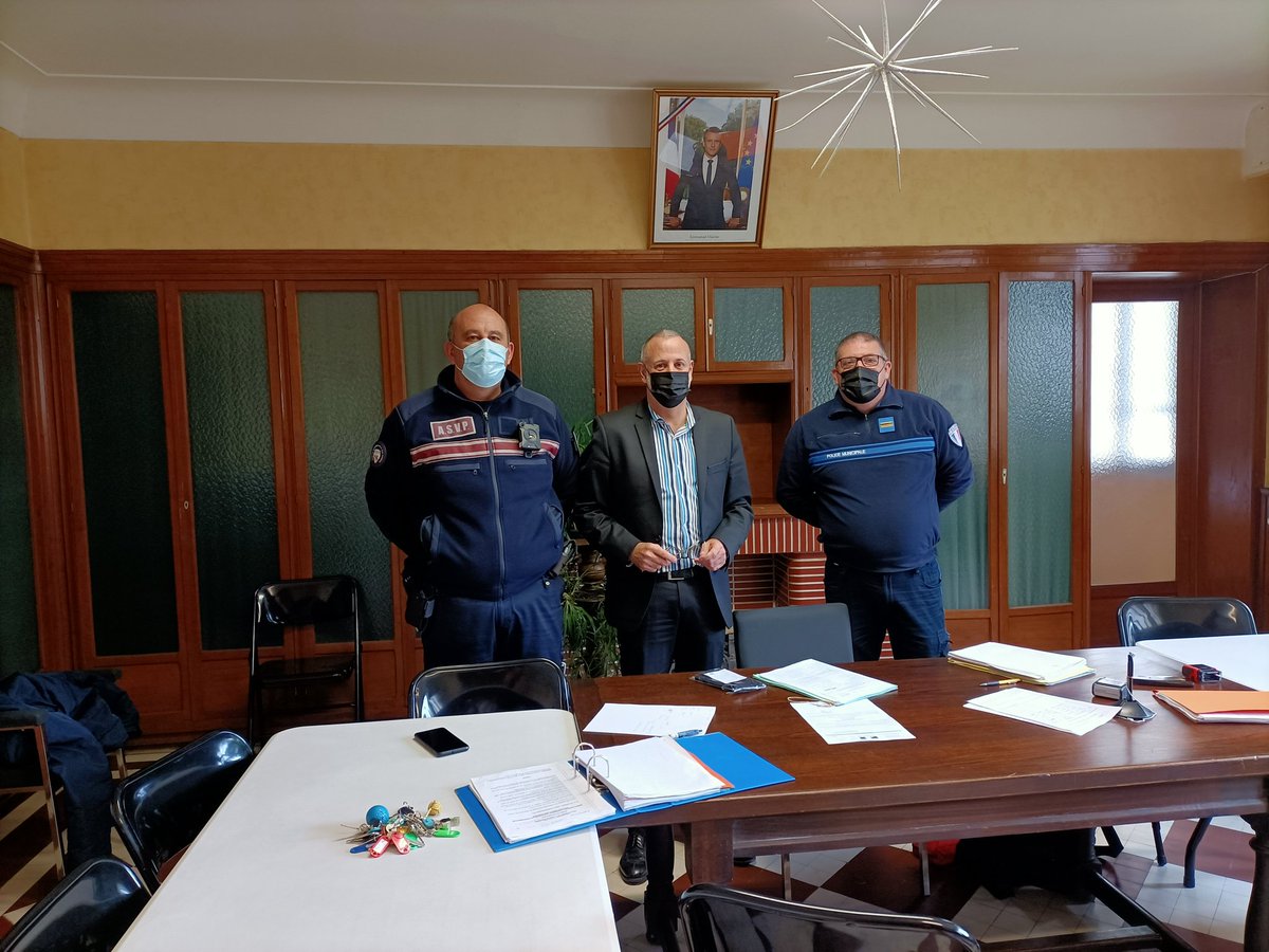 PRSaintGaudens's tweet photo. [LE SAVIEZ VOUS ]
Le délégué du procureur de #SaintGaudens assure 8 permanences au sein des mairies chaque mois.
Ce matin à #Montrejeau. Accueil par la #PoliceMunicipale
La justice de proximité est bien engagée.
Prochaine permanence #Cazeres.
@PRSaintGaudens
@justice_gouv @ https://t.co/JwlUSSVAdb