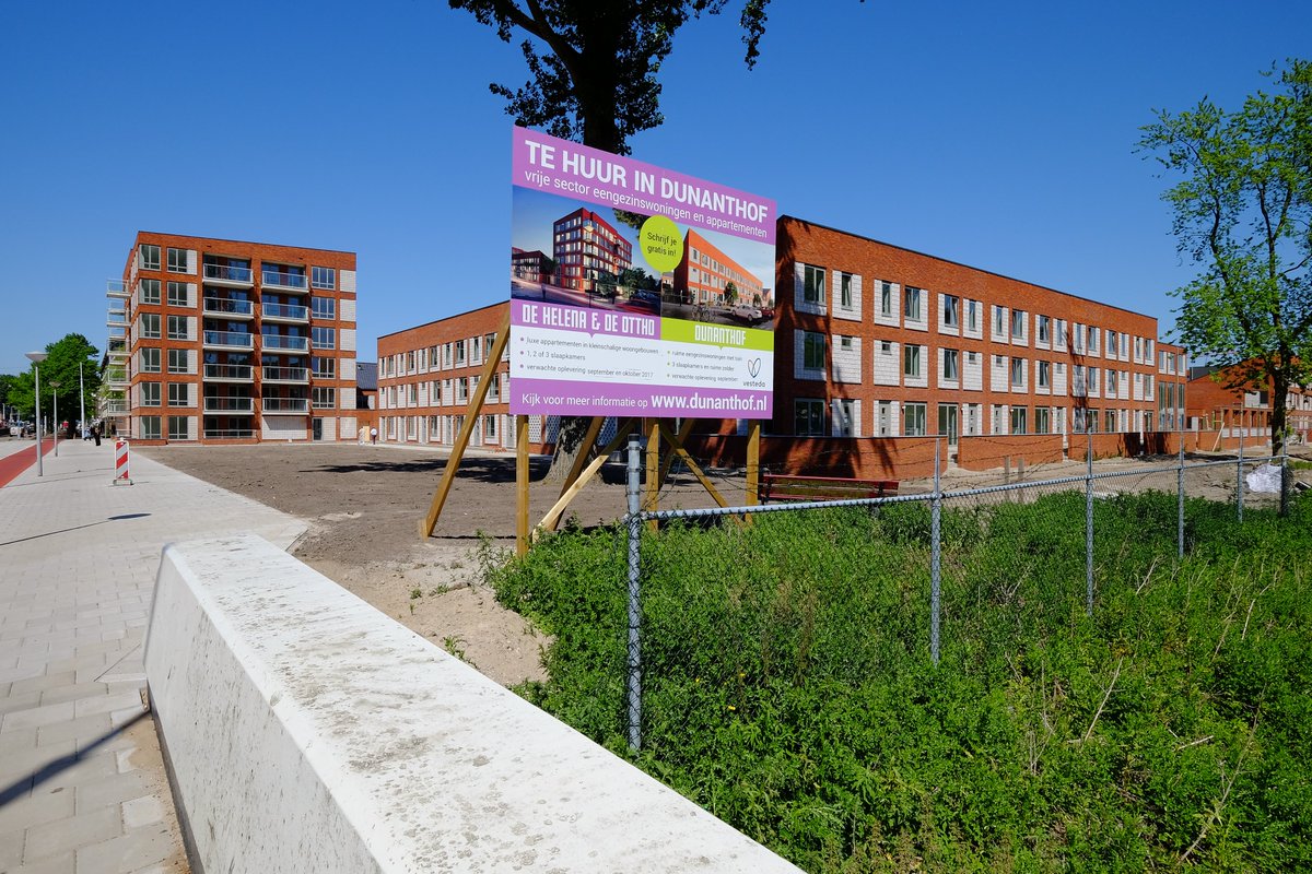 Boudo1963's tweet photo. @jan_jmast @PleuniWoon @stichtingwoon Sociale huurwoningen worden uit wijken gesloopt omdat rijkere mensen op die plek willen wonen. Aan de Henri Dunantstraat staan nu minder woningen dan er stonden, die wel veel duurder zijn. #Vesteda #displacement #sloop #segregatie #gentrificatie Foto's 2017 https://t.co/hYuvyS67al