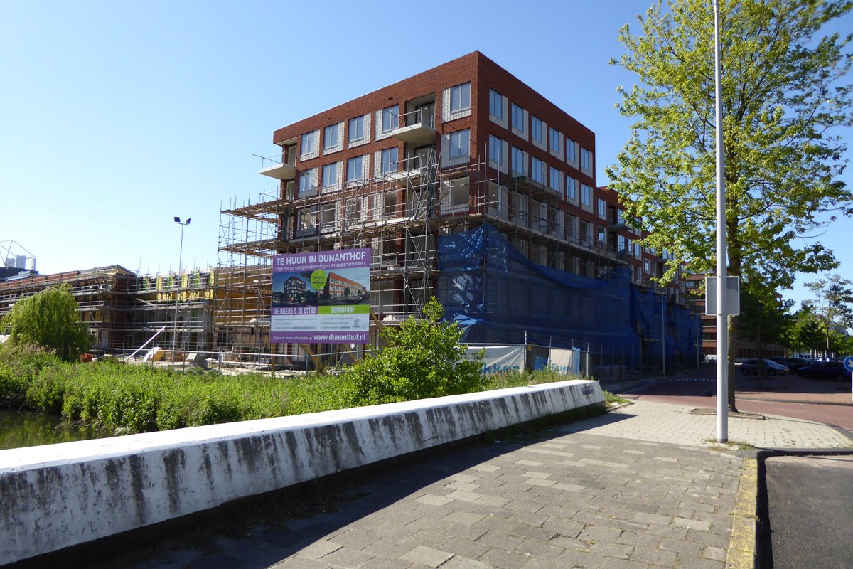 Boudo1963's tweet photo. @jan_jmast @PleuniWoon @stichtingwoon Sociale huurwoningen worden uit wijken gesloopt omdat rijkere mensen op die plek willen wonen. Aan de Henri Dunantstraat staan nu minder woningen dan er stonden, die wel veel duurder zijn. #Vesteda #displacement #sloop #segregatie #gentrificatie Foto's 2017 https://t.co/hYuvyS67al