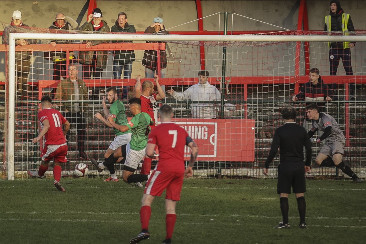 ashtonsnapper's tweet photo. You can tell @clegg_mc has @AshtonUnitedFC playing well when he turns Tom Warren into a fox in the box - @GaryLineker eat your heart out #TwoInTwo https://t.co/KLhzcXtV4g