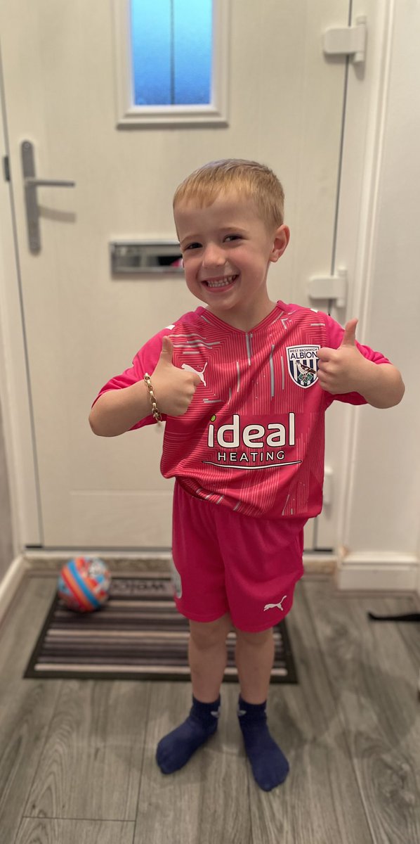 JNH_x's tweet photo. 3 years old and we had to buy him age 7-8 just so he could be like @samjohnstone mini goal keeper in the making. Your no1 fan⚽️@WBA “this is what Sam done to me”👍🏼 https://t.co/FR8TJpd8GW
