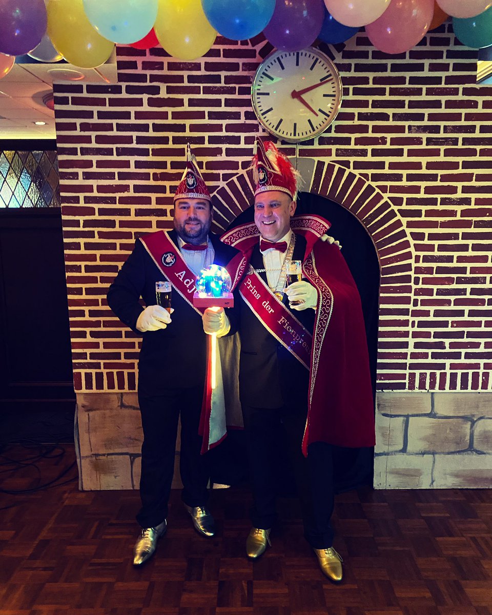 Fienpreuvers's tweet photo. Prins Buisman Van ‘T Licht & Adjudant Pech Onderweg #Wijzienmogelijkheden #Sprookjesprins #Alaaf #Fienpreuvers #Carnaval #Holten #Carnavalov https://t.co/rzv9bdLHIl