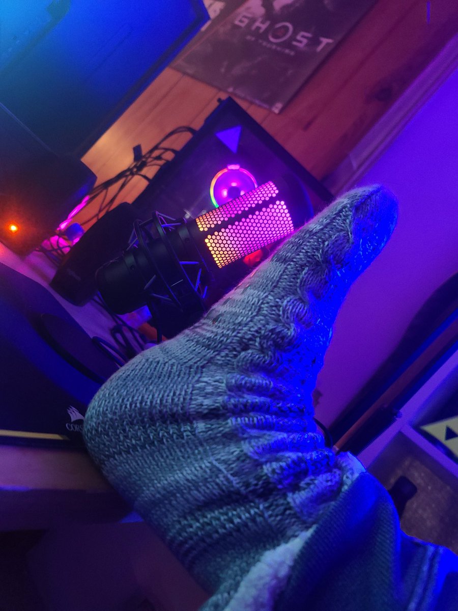 spawny99's tweet photo. The fuzzy socks stay ON while gaming https://t.co/OXJCoVgHRt
