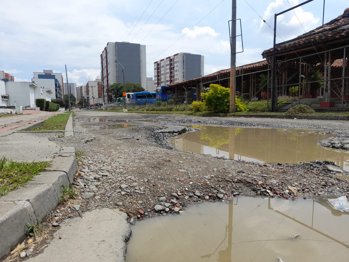 calialrojovivo's tweet photo. Denuncia ciudadana sobre el lamentable estado de las calles de la ciudad de Cali. Una vergüenza!!! 🇨🇴
#Cali #Colombia
#Calisinley #calisinalcalde
#CaliEnPeligro
#Ladronescolombia #Ratascali
#DelincuenciaColombia
#CorrupcionCali
#corrupcioncolombia #corruptos https://t.co/CDeHj5NLFE