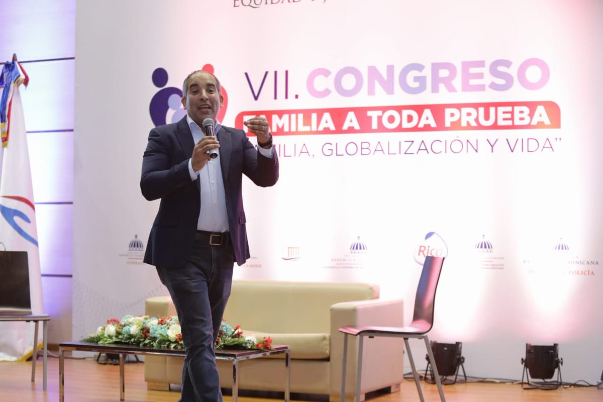 EquidadyJustSRD's tweet photo. Tecnología en el Contexto Familiar fue el tema de José Armando Tavarez, director general de TEP.
VII Congreso Internacional Familia a Toda Prueba.
#FATP2021 
#FEJUSRD https://t.co/mix1JnG7Mw